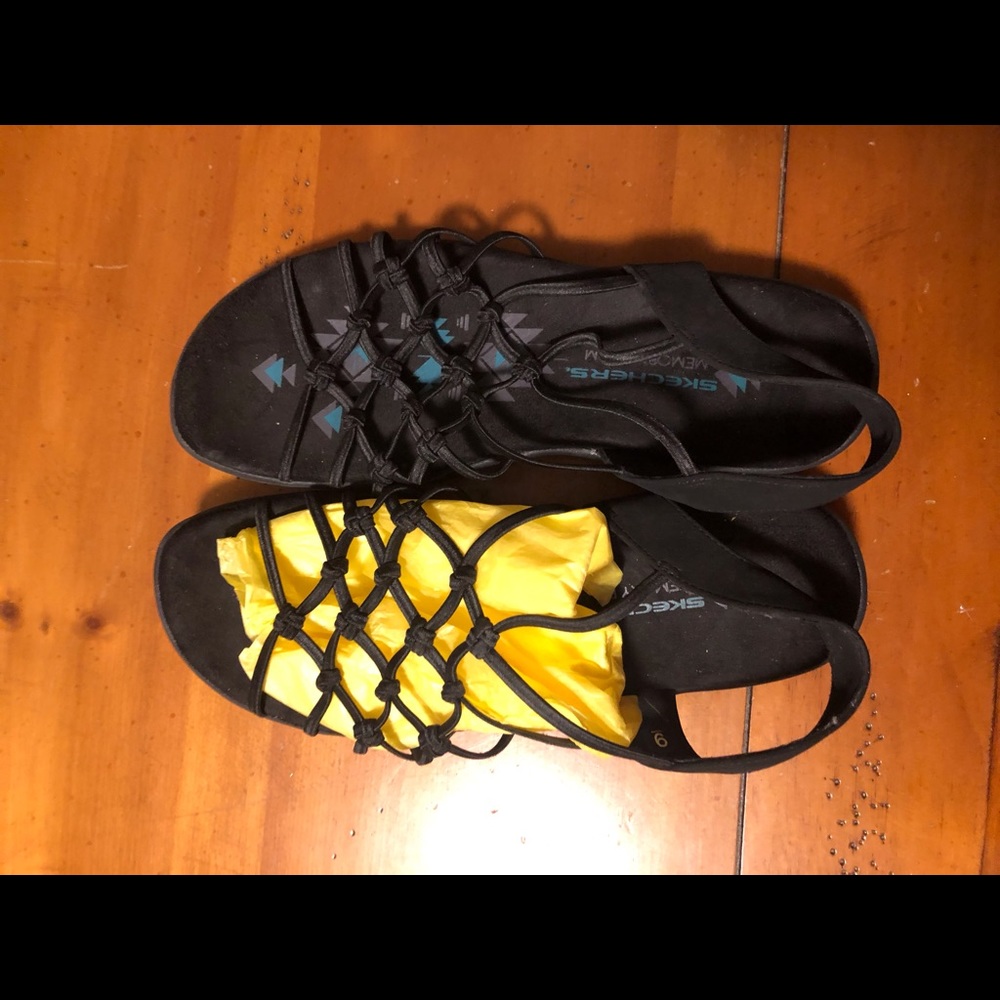 Black sketchers, elastic webbed top, Size 9 but runs small. Very comfy.
